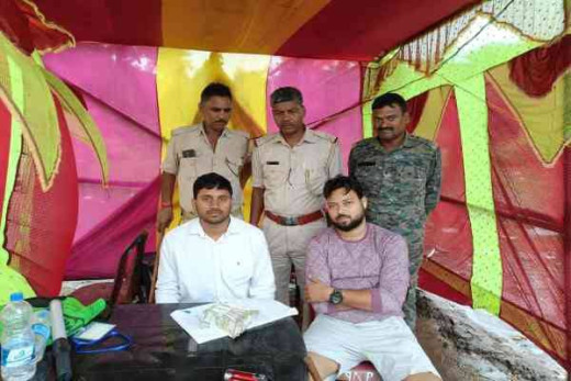 बोलेरो मैक्स से 2.35 लाख रुपये नकद जब्त, जांच में जुटा प्रशासन