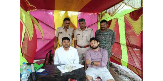 बोलेरो मैक्स से 2.35 लाख रुपये नकद जब्त, जांच में जुटा प्रशासन