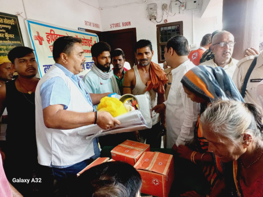 बाढ़ प्रभावितों के बीच इंडियन रेड क्रॉस सोसाईटी द्वारा राहत सामग्री का वितरण