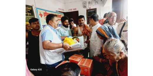 बाढ़ प्रभावितों के बीच इंडियन रेड क्रॉस सोसाईटी द्वारा राहत सामग्री का वितरण