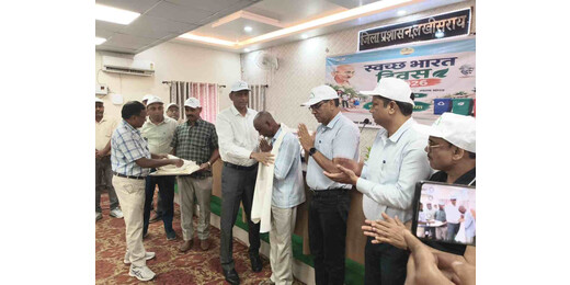 लखीसराय: स्वच्छता के प्रहरियों का सम्मान, डीएम ने प्रशस्ति पत्र देकर दिलाई स्वच्छ समाज निर्माण की शपथ