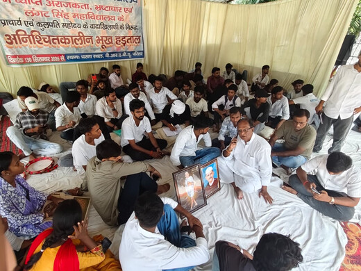 ड्यूक हॉस्टल का ताला खोलने समेत 10 मांगों पर अड़े छात्र, बिगड़ती तबीयत के बीच आंदोलन तेज