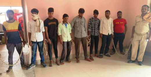 अवैध शराब मामले में दो धंधेबाज सहित 8 गिरफ्तार, एक फरार 
