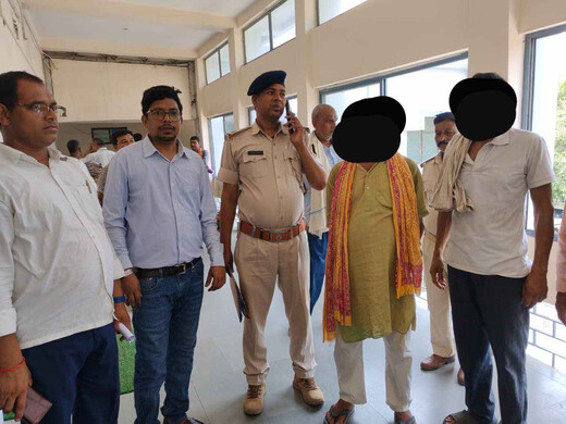 बैंक ऋण वसूली अभियान के तहत देर रात छापेमारी, तीन गिरफ्तार