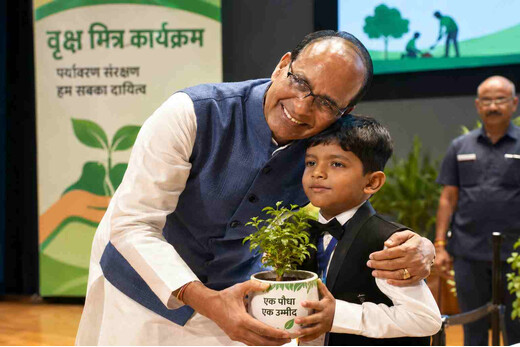 5 साल के रुद्रांश ने 1455 पौधे लगाकर बनाया रिकॉर्ड, केंद्रीय मंत्री शिवराज सिंह चौहान ने किया सम्मानित