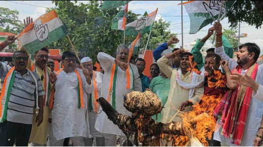 कांग्रेस कार्यकर्ताओं ने फूंका मोदी-नीतीश का पुतला, केन्द्र एवं राज्य सरकार को चेताया