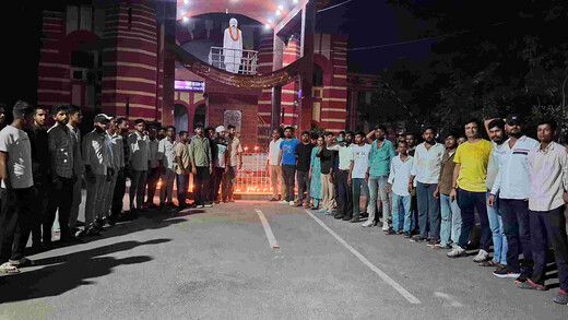 भूख हड़ताल के 5वें दिन भी नहीं पहुंचे कुलपति और प्राचार्य, अनशनकारियों की हालत नाजुक