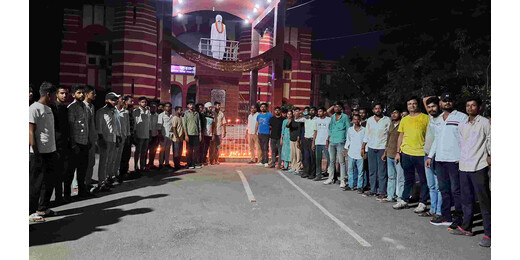 भूख हड़ताल के 5वें दिन भी नहीं पहुंचे कुलपति और प्राचार्य, अनशनकारियों की हालत नाजुक