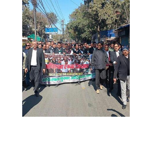 कोर्ट फीस में वृद्धि के खिलाफ अधिवक्ताओं ने किया पैदल मार्च