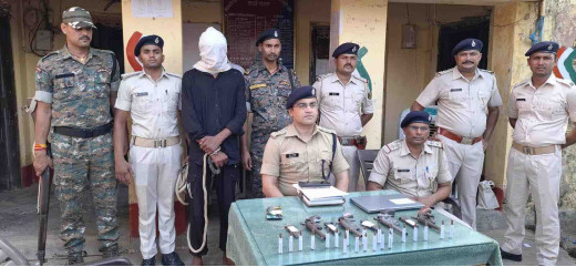 मोबाईल, लैपटाॅप, शराब और हथियार संग अपराधी गिरफ्तार 
