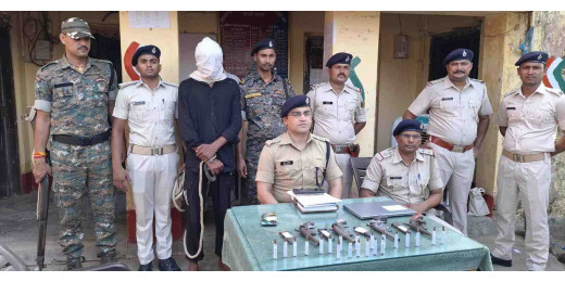 मोबाईल, लैपटाॅप, शराब और हथियार संग अपराधी गिरफ्तार