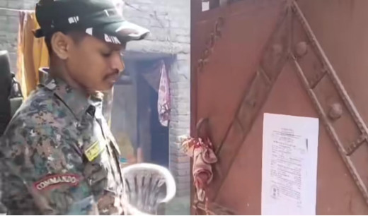 महिला से बलात्कार करने वाले आरोपी के घर पर पुलिस ने चिपकाया कुर्की वारंट 