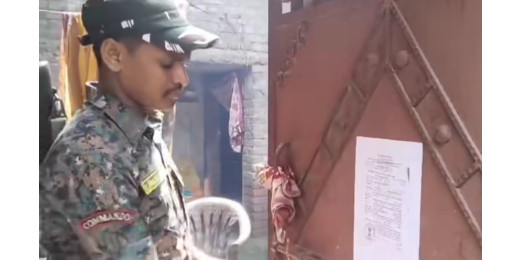 महिला से बलात्कार करने वाले आरोपी के घर पर पुलिस ने चिपकाया कुर्की वारंट