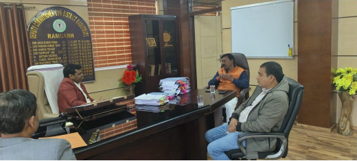 रोशनलाल चौधरी और तिवारी महतो ने रामगढ़ डीसी से विकास योजनाओं को धरातल पर उतारने की की अपील