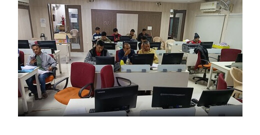 मध्य प्रदेश : एसआईआर प्रक्रिया का काम तेज, रातभर काम कर रहे अधिकारी