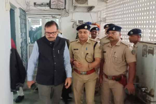 चुनाव आयोग की पुलिस ऑब्जर्वर टीम ने स्ट्रांग रूम की सुरक्षा का निरीक्षण किया