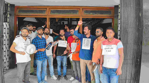 थाली बजाओ-होश में लाओ-नोडल हटाओ की मांग को लेकर छात्र आंदोलनरत