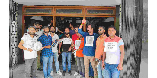 थाली बजाओ-होश में लाओ-नोडल हटाओ की मांग को लेकर छात्र आंदोलनरत