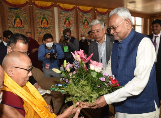 बिहार के मुख्यमंत्री नीतीश कुमार ने की दलाई लामा से आत्मीय मुलाकात 