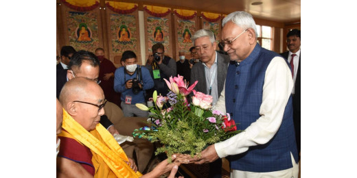 बिहार के मुख्यमंत्री नीतीश कुमार ने की दलाई लामा से आत्मीय मुलाकात 