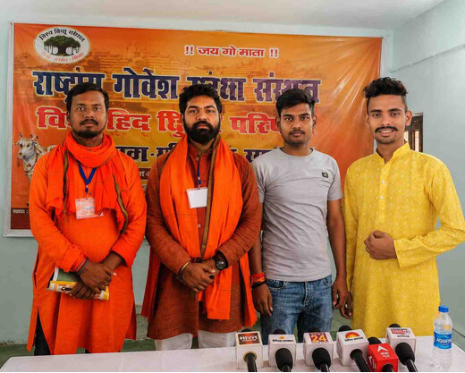 बकरीद से पहले गौ तस्करी रोकने की मांग, विहिप-बजरंग दल ने डीएम को सौंपा ज्ञापन