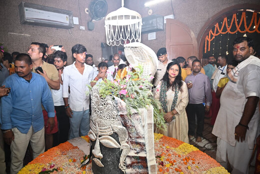 सावन की पहली सोमवारी पर अशोक धाम में उमड़ा आस्था का सैलाब, महाआरती में शामिल हुए डीएम