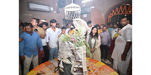 सावन की पहली सोमवारी पर अशोक धाम में उमड़ा आस्था का सैलाब, महाआरती में शामिल हुए डीएम