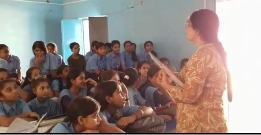 विश्व माहवारी दिवस पर समग्र सेवा की बालिकाओं का सेमिनार 