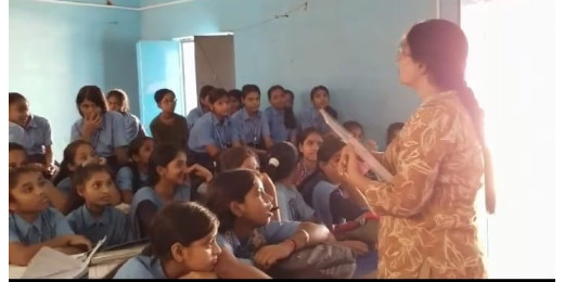 विश्व माहवारी दिवस पर समग्र सेवा की बालिकाओं का सेमिनार