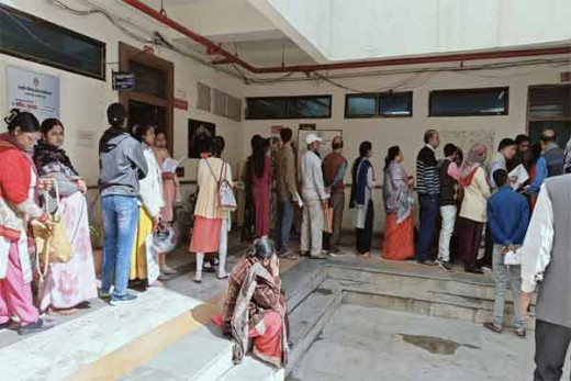 राशन कार्ड बनवाने जिला आपूर्ति कार्यालय में उमड़ी भीड़, मुख्यमंत्री मइया सम्मान योजना बना कारण