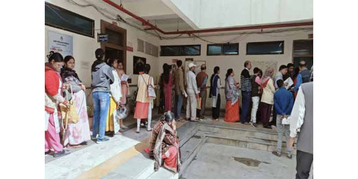 राशन कार्ड बनवाने जिला आपूर्ति कार्यालय में उमड़ी भीड़, मुख्यमंत्री मइया सम्मान योजना बना कारण