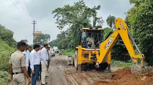 क्यूल जंक्शन सड़क मरम्मत कार्य का डीएम ने किया निरीक्षण, जर्जर मार्ग और टेढ़े नाला निर्माण पर जताई नाराजगी