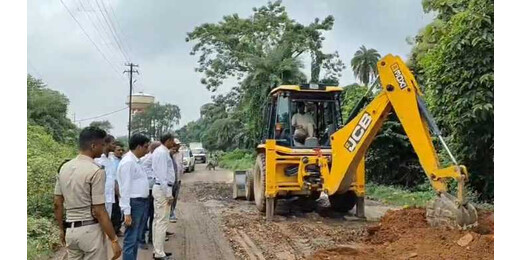 क्यूल जंक्शन सड़क मरम्मत कार्य का डीएम ने किया निरीक्षण, जर्जर मार्ग और टेढ़े नाला निर्माण पर जताई नाराजगी