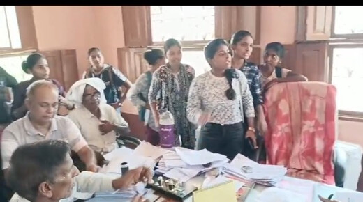 आर. लाल कॉलेज में मूलभूत सुविधाओं की कमी पर छात्राओं का विरोध, प्राचार्य को सौंपा आवेदन