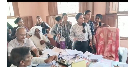 आर. लाल कॉलेज में मूलभूत सुविधाओं की कमी पर छात्राओं का विरोध, प्राचार्य को सौंपा आवेदन