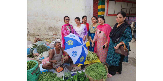 इनर व्हील क्लब की ओर से छाता और कपड़े का झोला वितरित