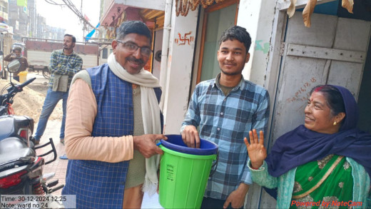 स्वच्छता अभियान के तहत घर-घर कचरा संग्रह के लिए बाल्टियों का वितरण