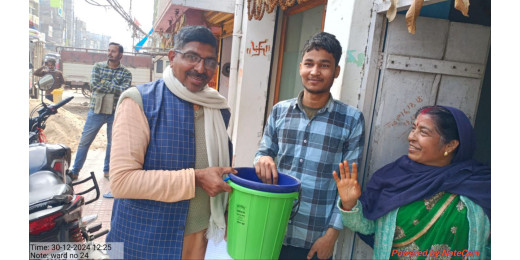 स्वच्छता अभियान के तहत घर-घर कचरा संग्रह के लिए बाल्टियों का वितरण
