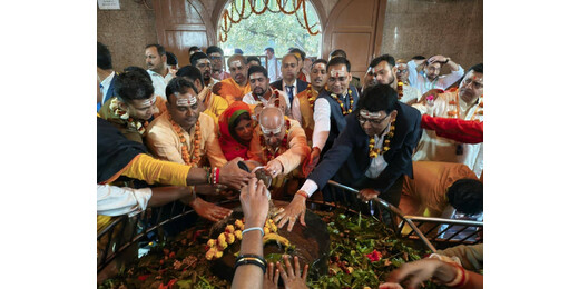 पूजा के बाद जनसंवाद में शामिल हुए उपमुख्यमंत्री, समस्याओं के समाधान के दिए निर्देश