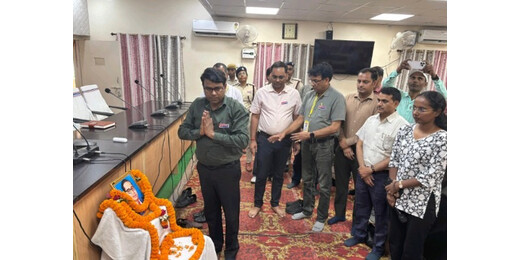 बाबा साहेब अंबेडकर जयंती पर समाहरणालय में कार्यक्रम, अधिकारियों ने दी श्रद्धांजलि