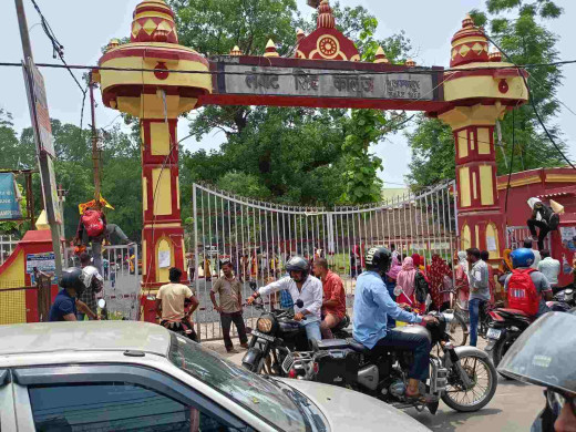 एल. एस. कॉलेज के मुख्य द्वार के बंद होने से परीक्षार्थियों को हो रही परेशानी