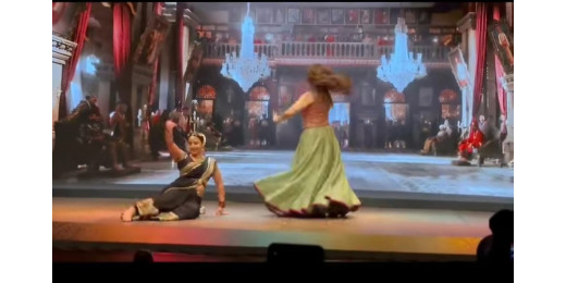 फिल्म भूल भुलैया 3 से जुड़े इवेंट में आमी जे तोमार 3.0 गाने पर माधुरी दीक्षित और विद्या बालन ने धमाकेदार परफॉर्मेंस दी