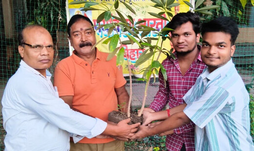 कामेश्वर पोद्दार की पुण्य स्मृति और विश्व शिक्षक दिवस पर पर्यावरण भारती ने किया पौधारोपण