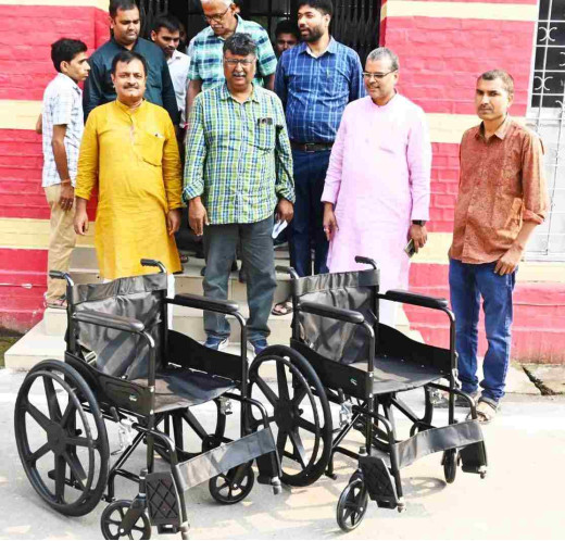 दिव्यांग छात्र की सुविधा के लिए फाउंडेशन ने दिया ट्राईसाइकिल 