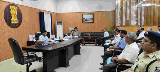 खनन टास्क फोर्स, सड़क सुरक्षा समिति और उत्पाद मामलों में जिलाधिकारी ने की बैठक