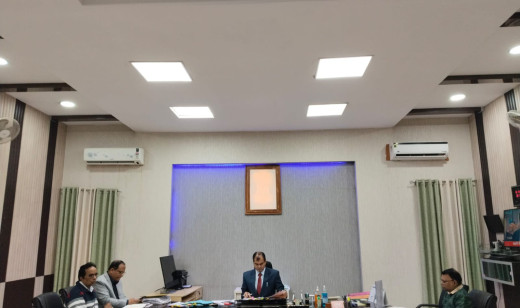 जिलाधिकारी ने बैठक में की कई महत्वपूर्ण योजनाओं पर चर्चा 