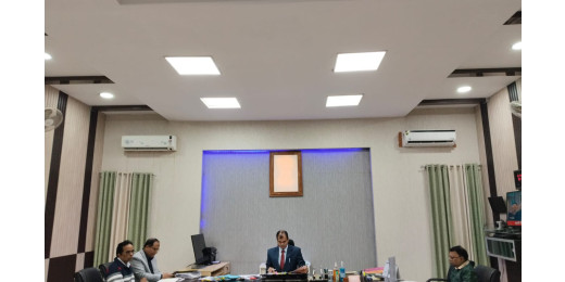 जिलाधिकारी ने बैठक में की कई महत्वपूर्ण योजनाओं पर चर्चा 