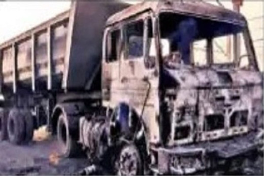 टीपीसी के उग्रवादियों ने माइंस में लगे वाहन को किया आग के हवाले