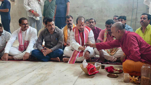 ​मां त्रिपुर सुंदरी के दरबार पहुंचे कृषि मंत्री विजय कुमार सिन्हा, विधि-विधान से की पूजा-अर्चना