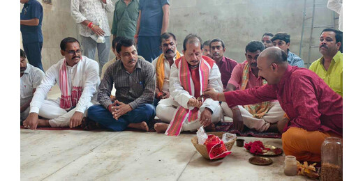 ​मां त्रिपुर सुंदरी के दरबार पहुंचे कृषि मंत्री विजय कुमार सिन्हा, विधि-विधान से की पूजा-अर्चना